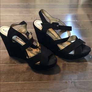 black strappy wedges